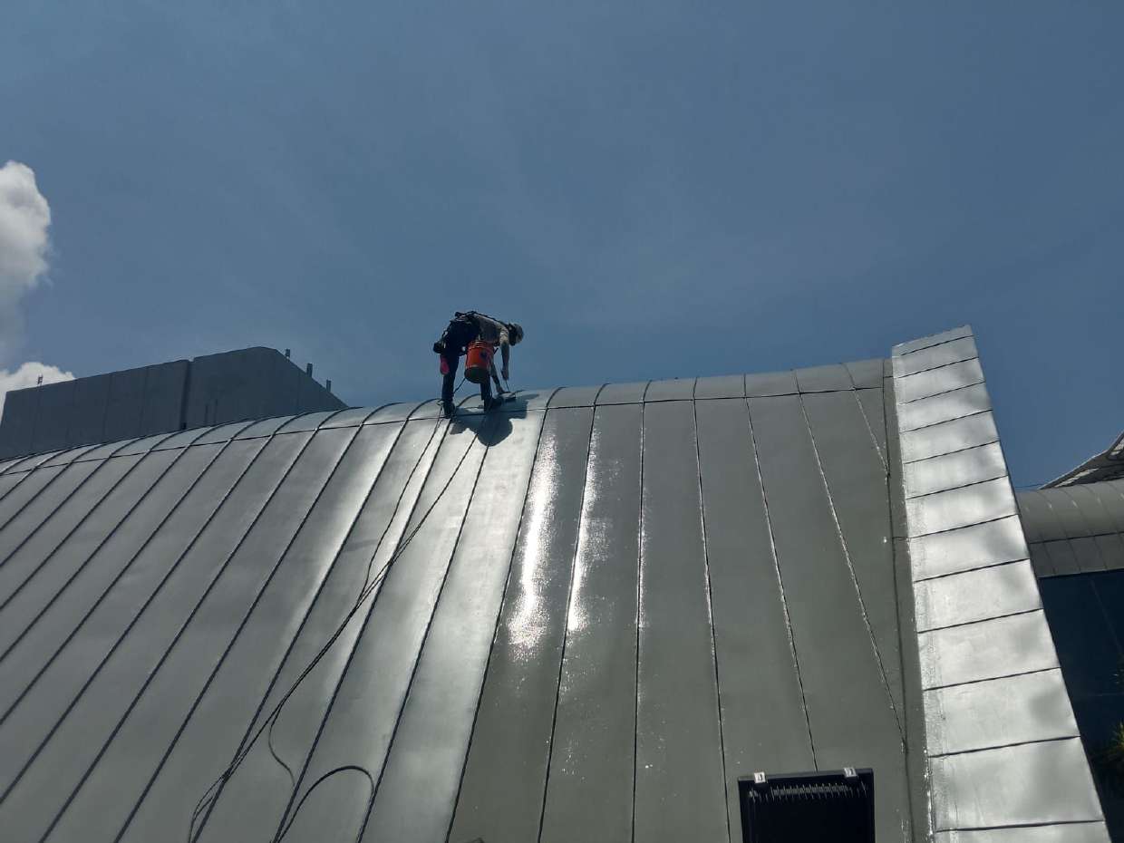 Roof coating work carried out at height